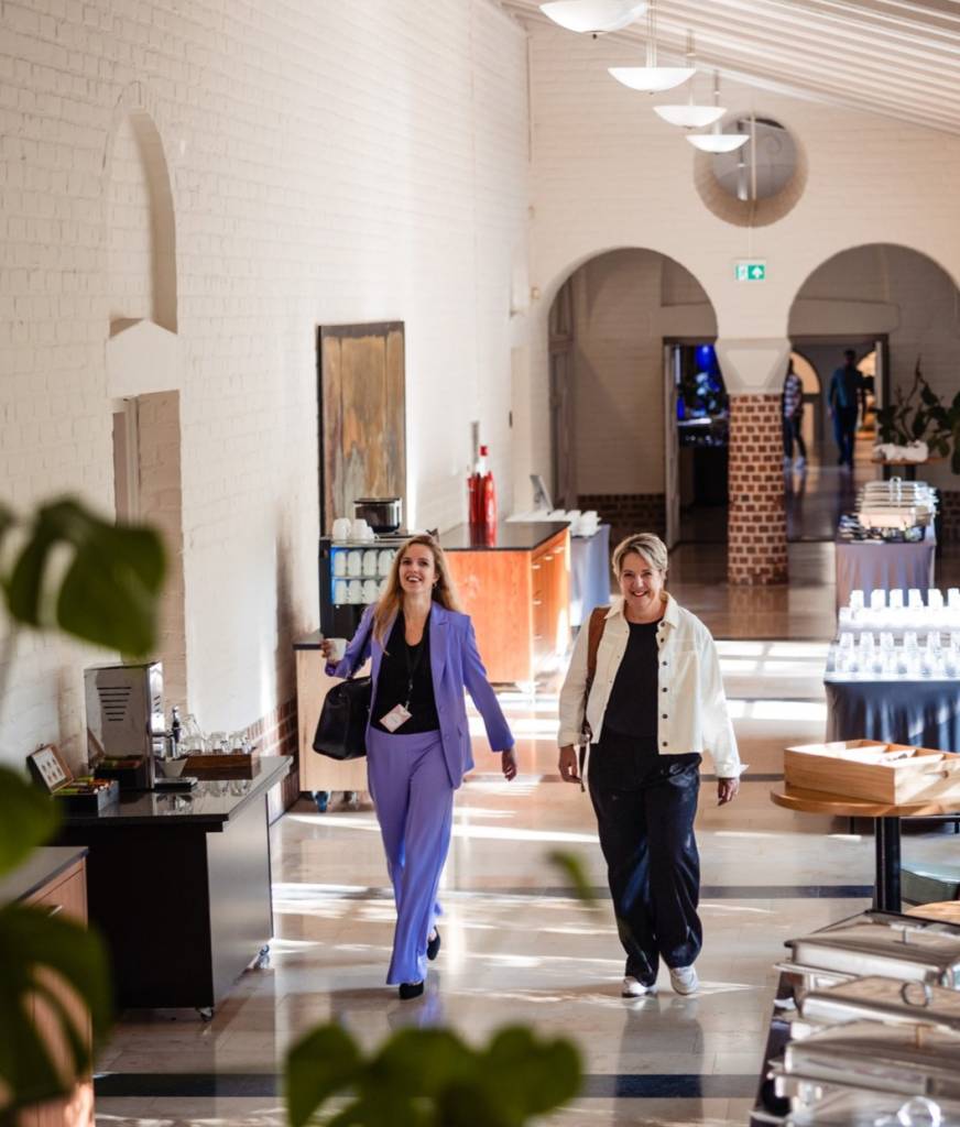 Paula Adelaar van Stichting Lezen en Schrijven (L) en Heleen Homburg van de RET (R).